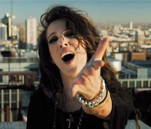 La cantante de pop espaola lanza el video Caos, tercer sencillo que le da nombre a su lbum.